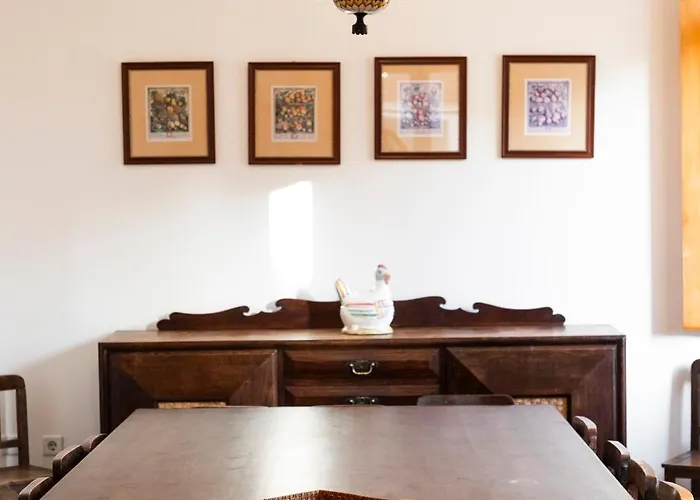 Casa Amarela, 9-room House