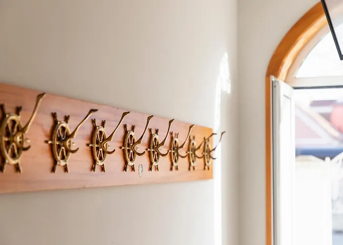 Casa Amarela, 9-room House